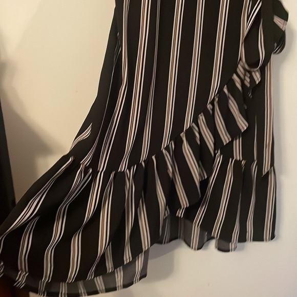 Striped dress with ruffle details - Picture 3 of 7